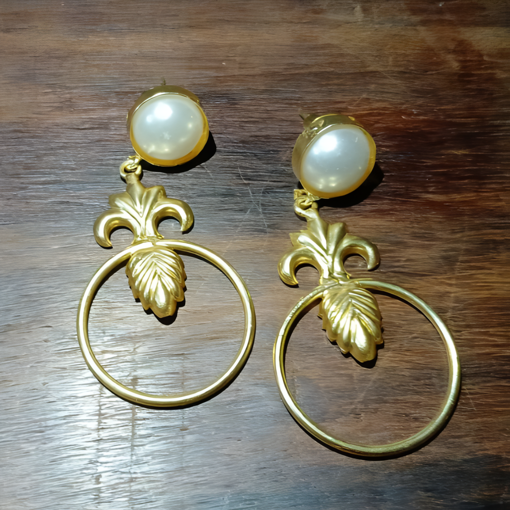 Vintage design gold earrings for women