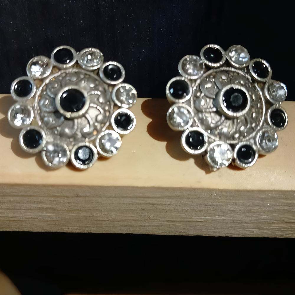 A pair of elegant stud kundan earrings with in black & clear stones.