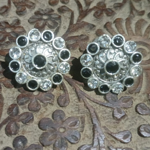 Pair of decorative stud earrings with black and clear kundan stones 